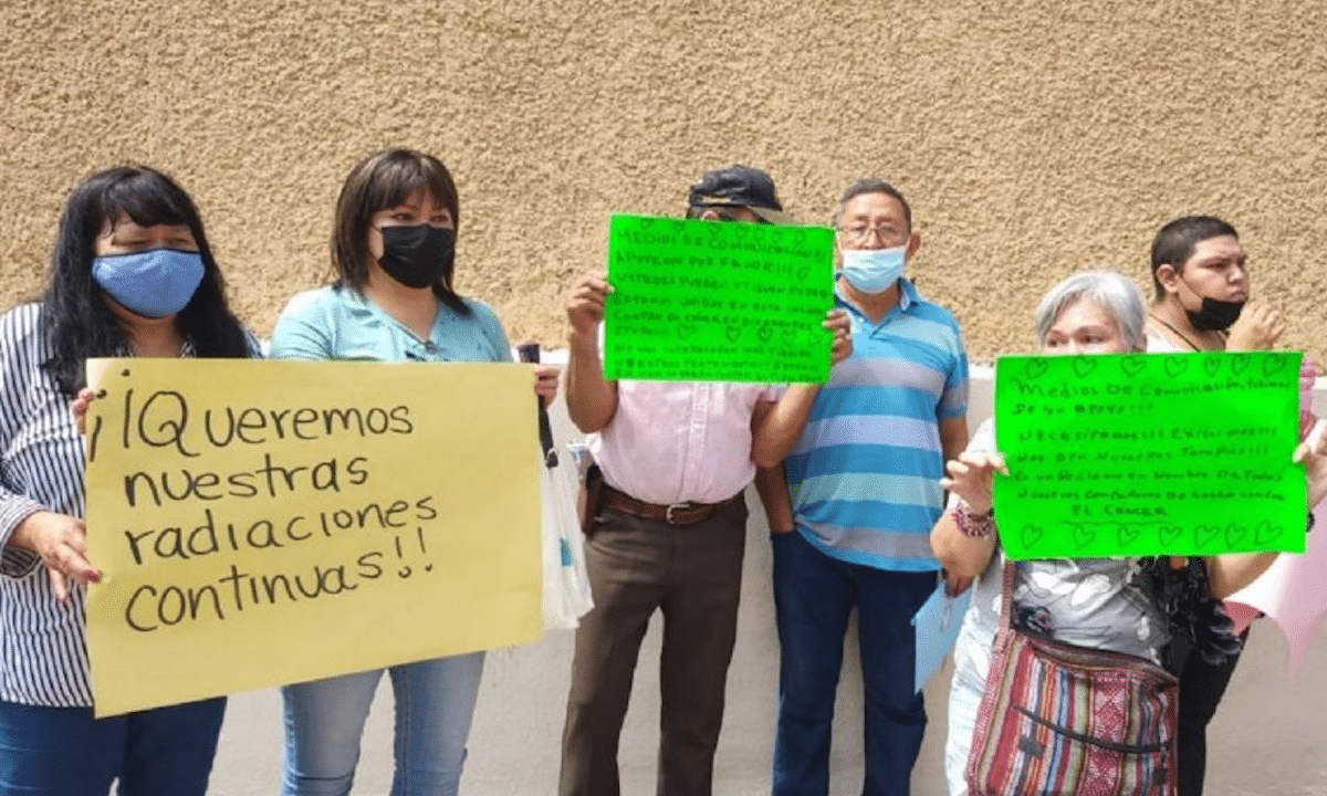 Protesttan por falta de citas para atender cáncer.